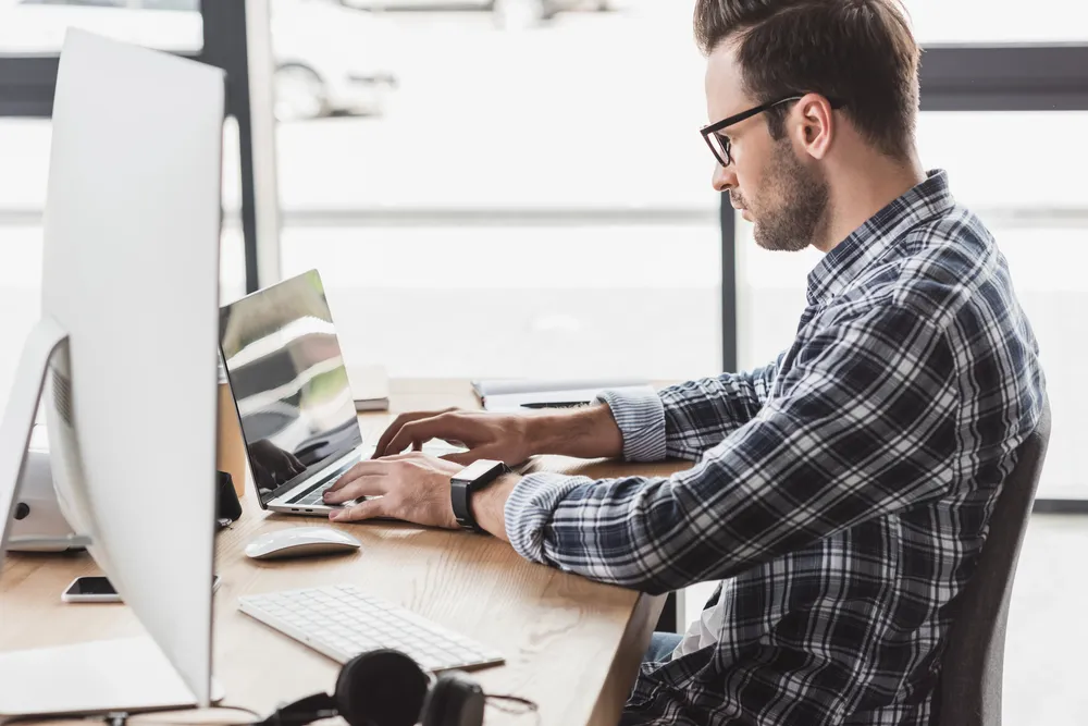 Developer izrađuje web stranicu na laptopu i vanjskom monitoru