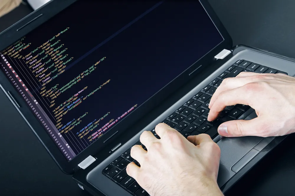 HTML kod web stranice izbliza na ekranu laptopa