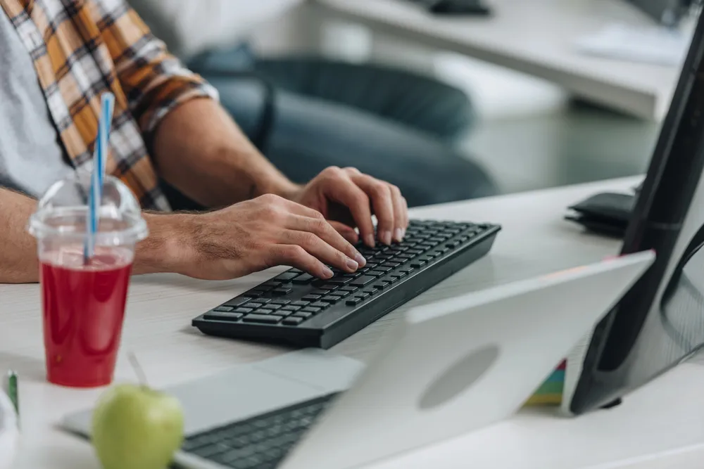 Programeri surađuju na izradi web stranice za računalima