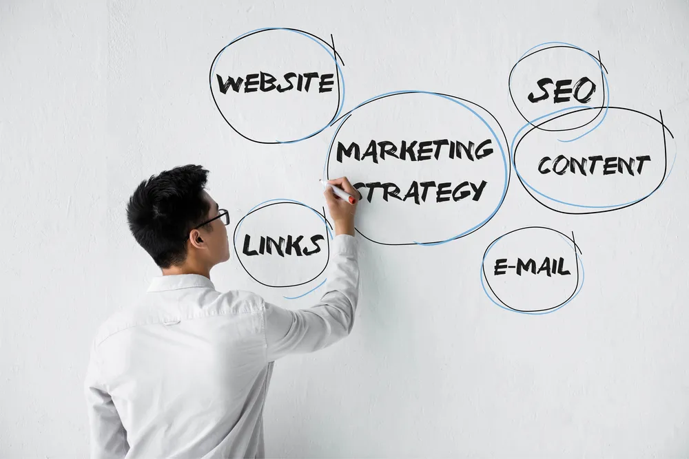 SEO stručnjak crta strategiju povezivanja web stranice, sadržaja i SEO-a