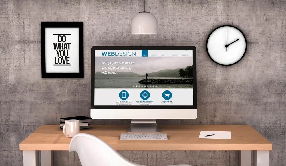 Naslovnica web stranice prikazana na monitoru u urednom radnom prostoru