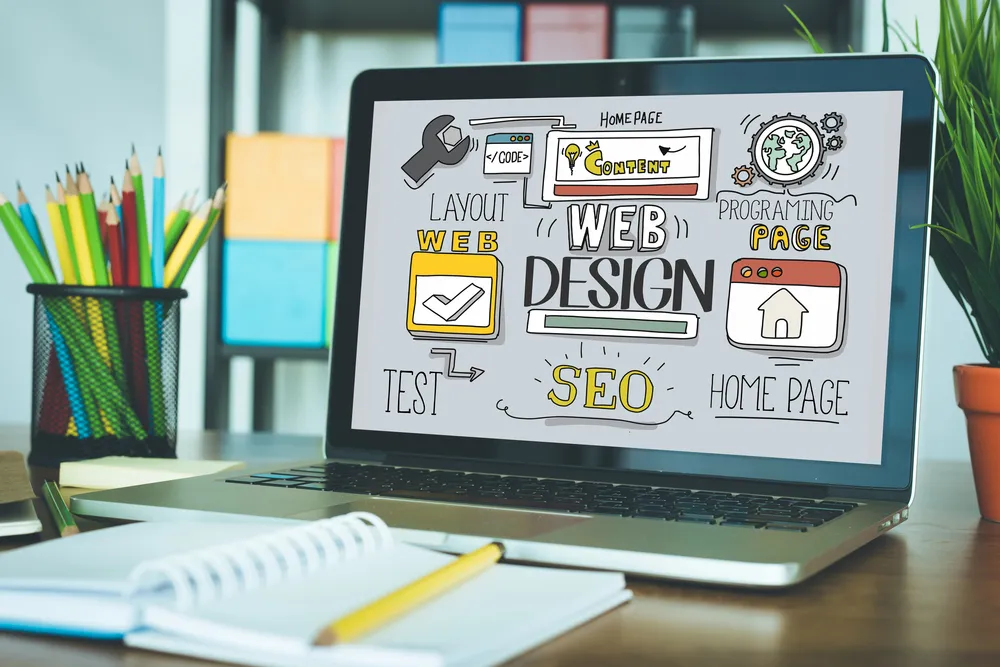 Skica elemenata web dizajna i SEO strategije na ekranu laptopa