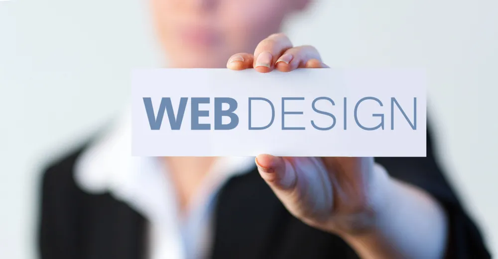 Osoba drži karticu s natpisom web design