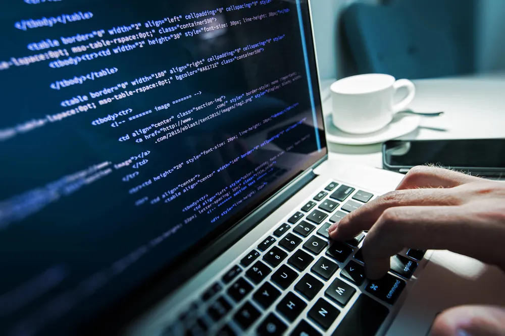 Izrada web stranice — programski kod na laptopu u tamnoplavim tonovima