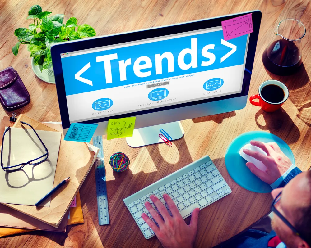 Monitor s prikazom web trendova na radnom stolu
